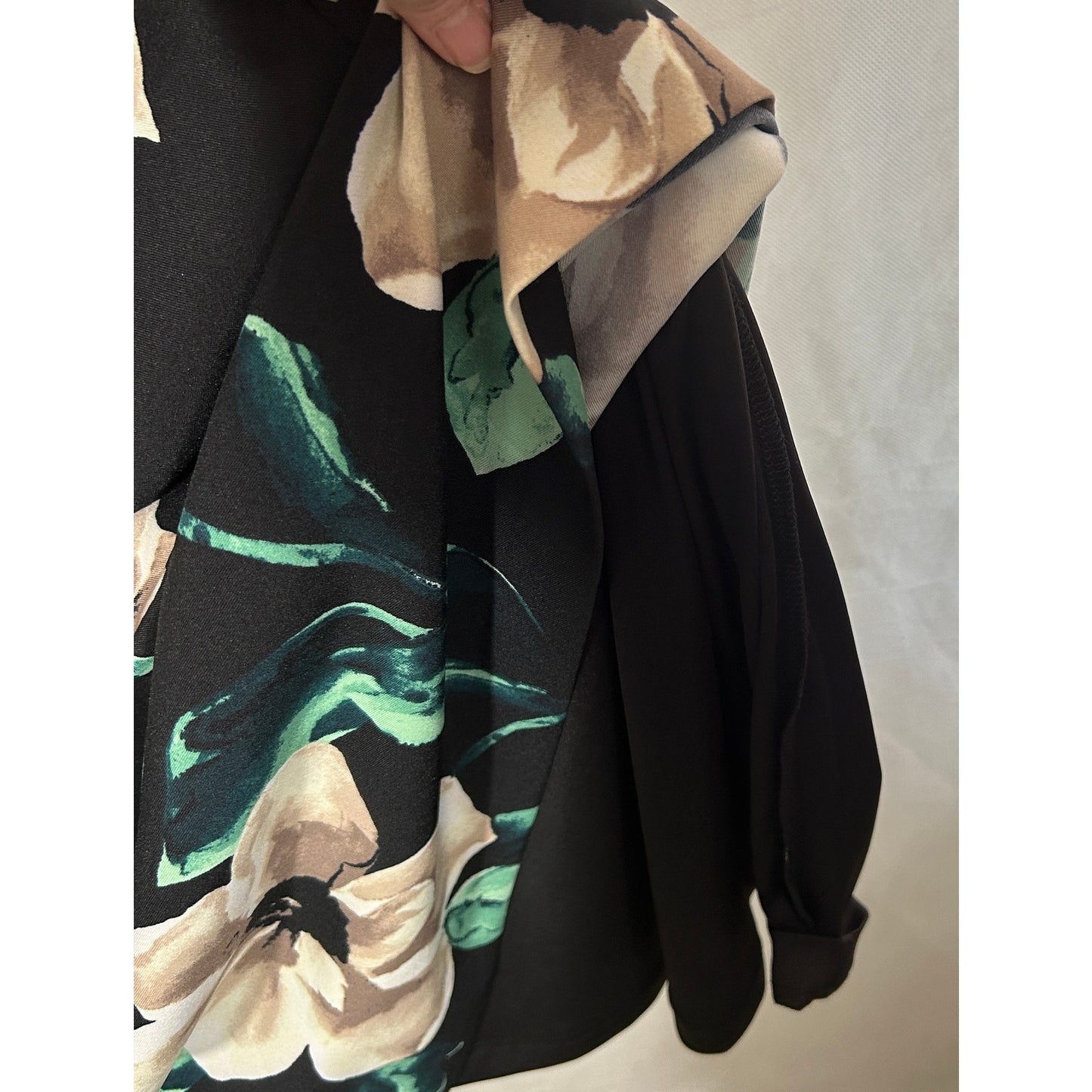 Alex Marie Black Floral Sheath Dress Size 14 Sleeveless V-Neck Knee Length