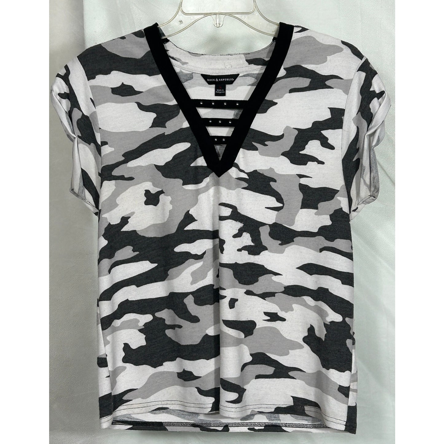 Rock & Republic Camo Studded Strap V-Neck Tee Gray Black White – Size S
