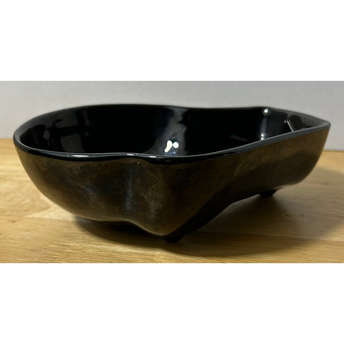 Modern Black Kidney-Shaped Ceramic Bowl with Gloss Finish, 7.5" Long