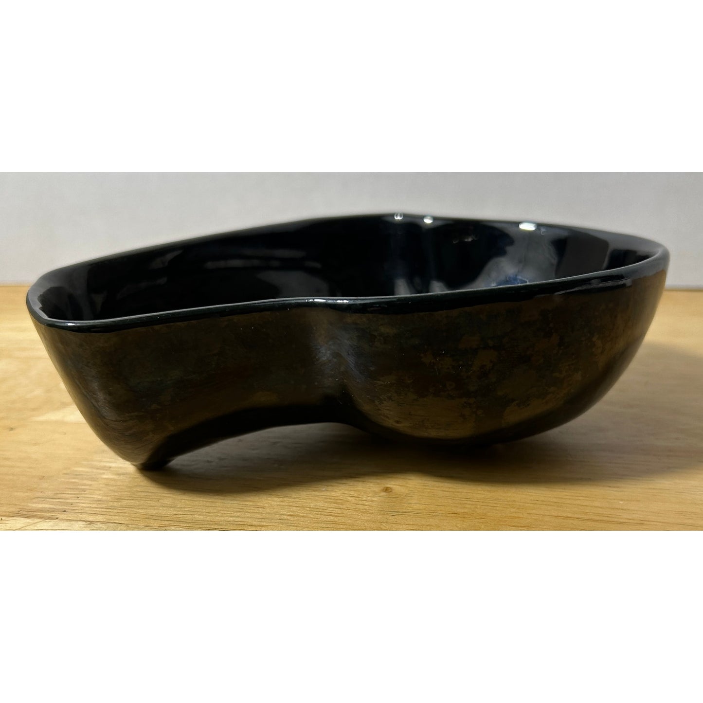 Modern Black Kidney-Shaped Ceramic Bowl with Gloss Finish, 7.5" Long