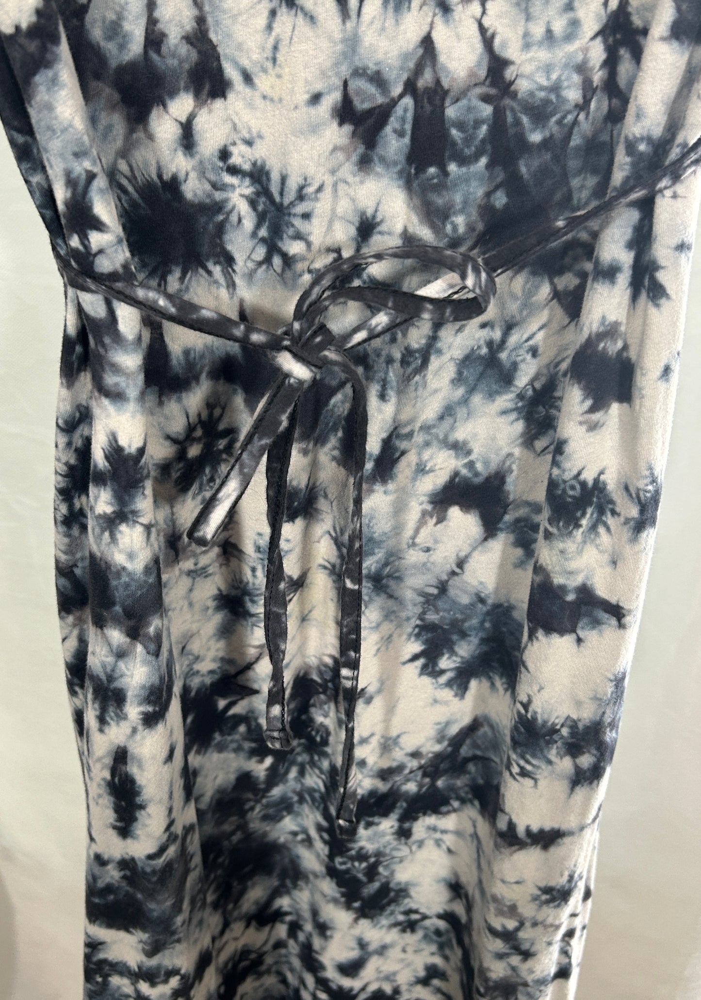 Black & White Tie-Dye Midi Dress with Ruffle Sleeves and Adjustable Waist – Size Large (12-14)