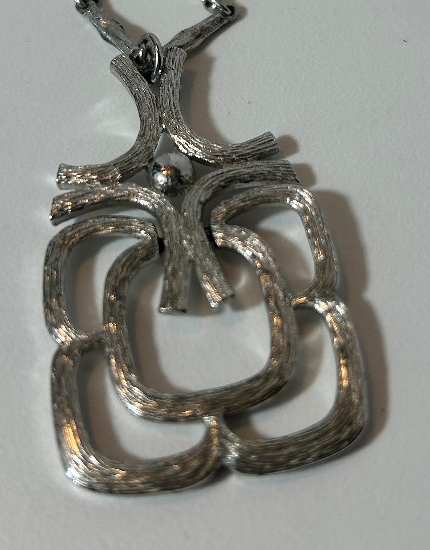 Vintage Brutalist Silver-Tone Pendant Necklace with Textured Modernist Design