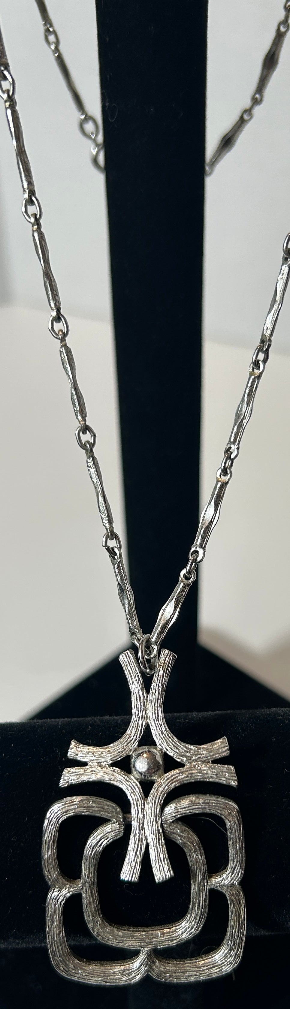 Vintage Brutalist Silver-Tone Pendant Necklace with Textured Modernist Design