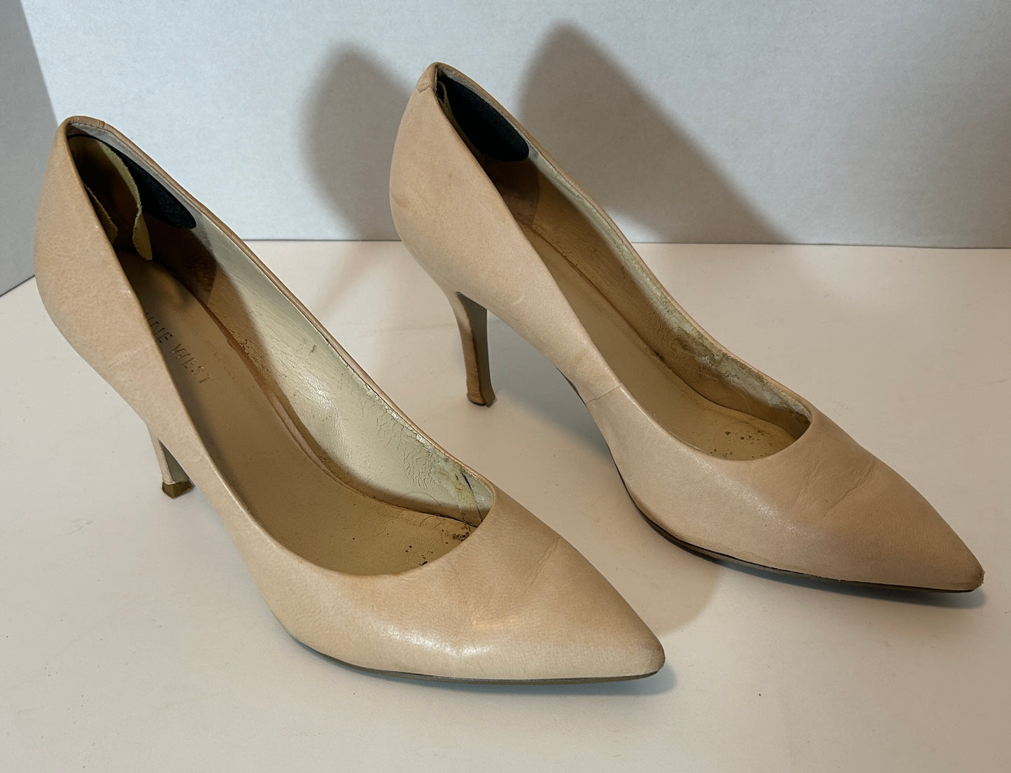 Nine West Nude Leather Pointed-Toe Pumps – Classic Elegance Size 8W
