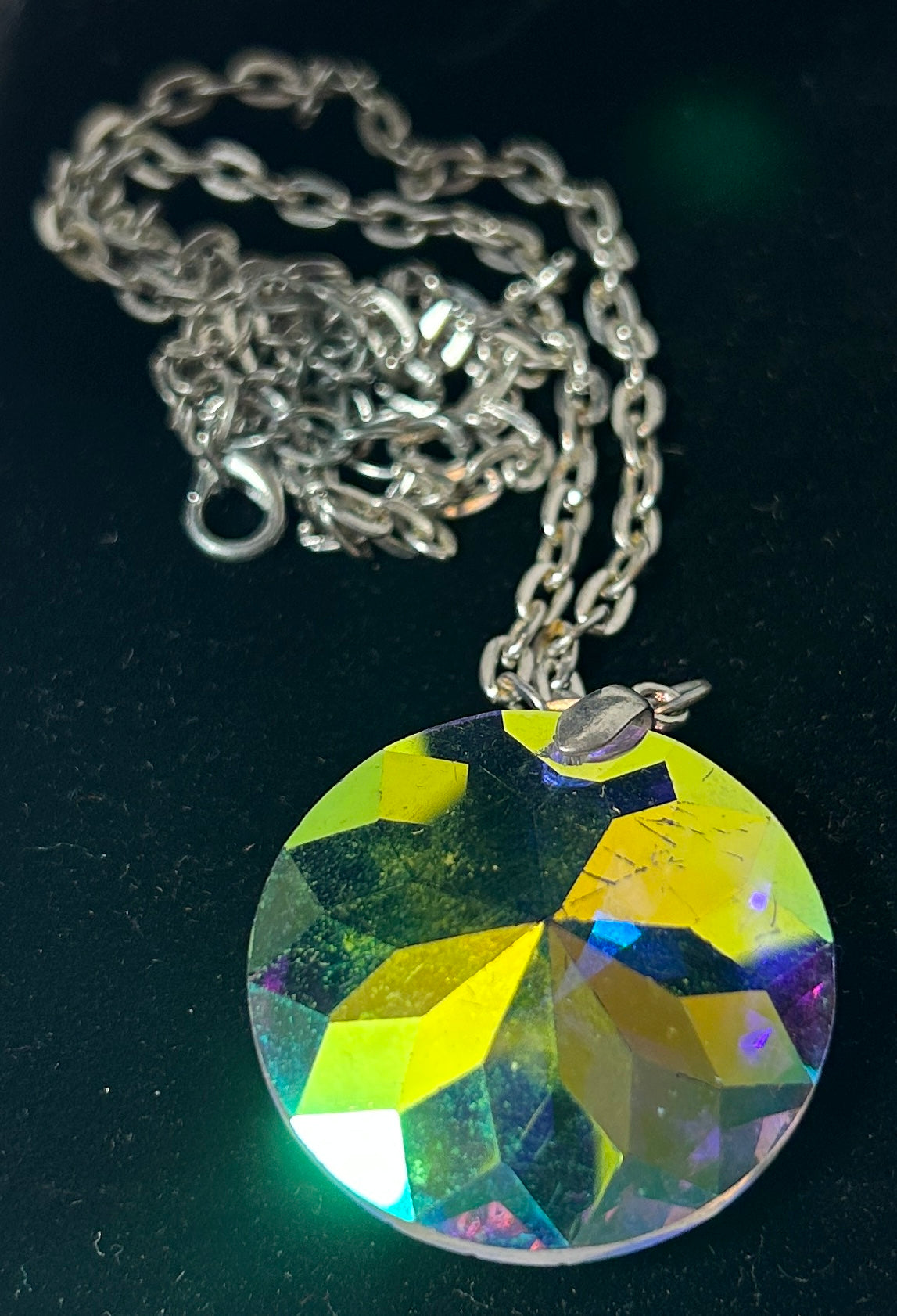 Vintage-Inspired Iridescent Crystal Pendant Necklace with Silver-Tone Chain – Statement Jewelry
