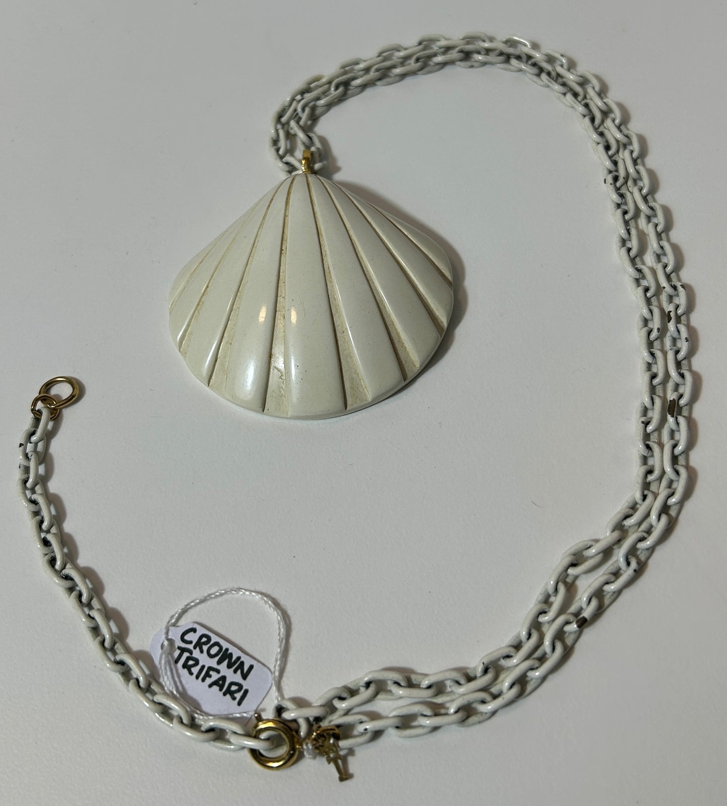 Vintage Crown Trifari White Seashell Pendant Necklace – Mid-Century Nautical Statement Jewelry