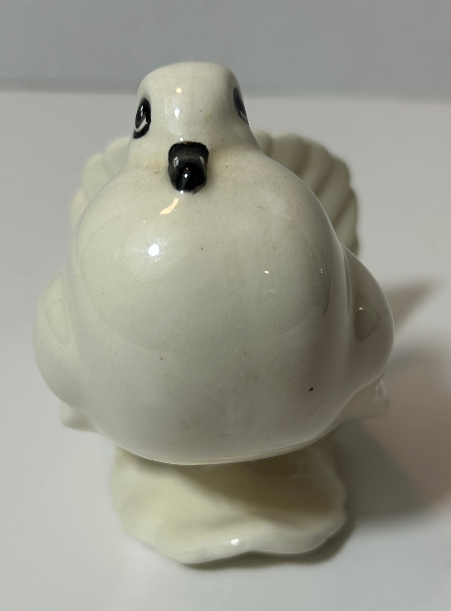 Vintage Ceramic White Dove Figurine – Hand-painted, Glossy Finish, Retro Mid-Century Bird Sculpture