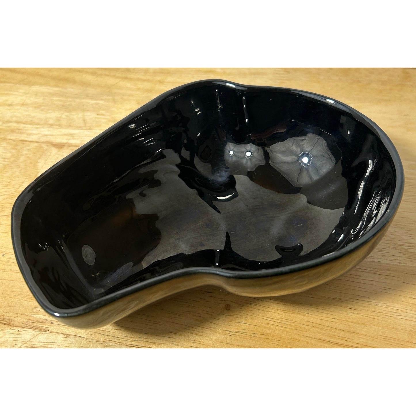 Modern Black Kidney-Shaped Ceramic Bowl with Gloss Finish, 7.5" Long