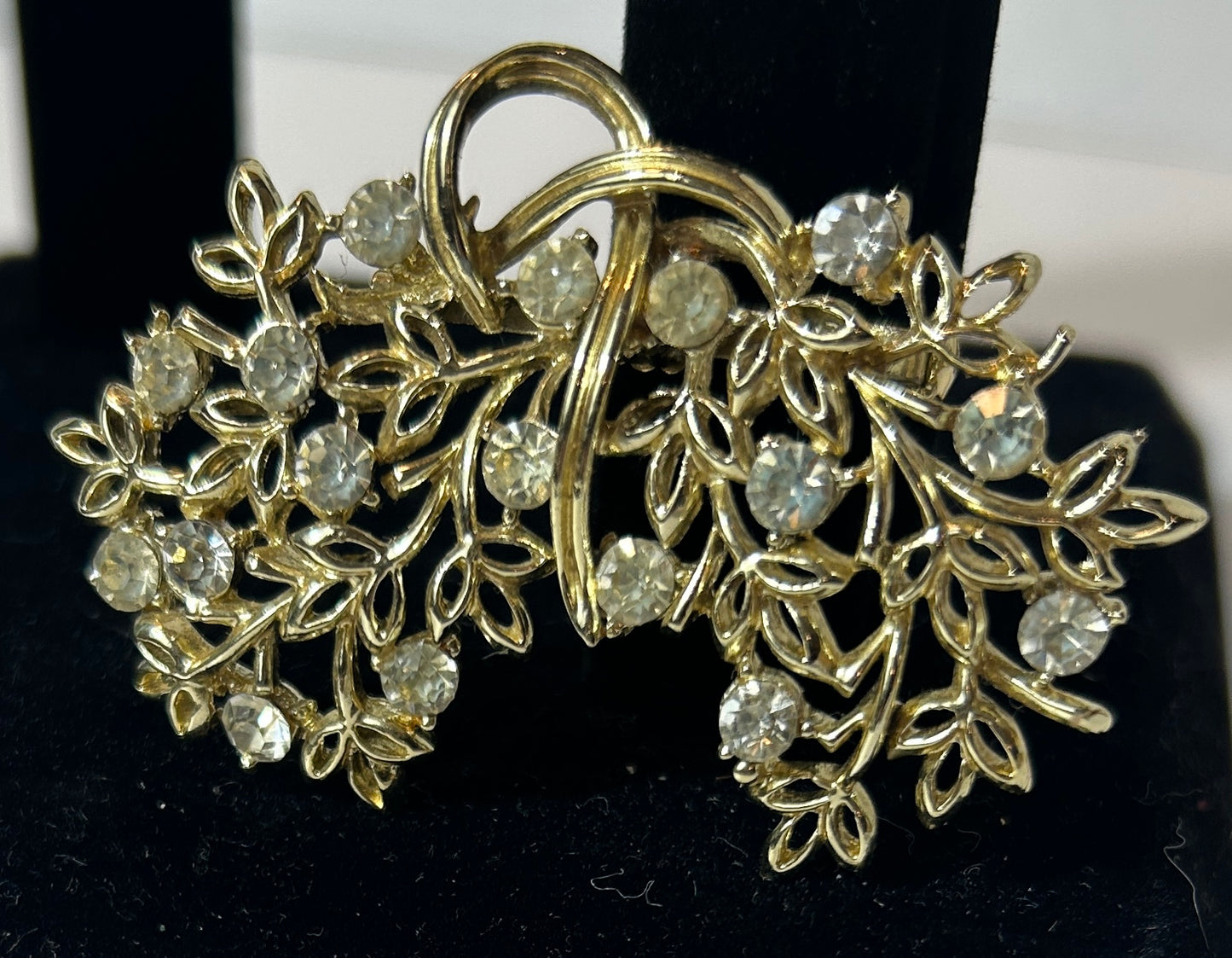 Vintage Gold-Tone Rhinestone Leaf Brooch – Elegant Mid-Century Floral Pin