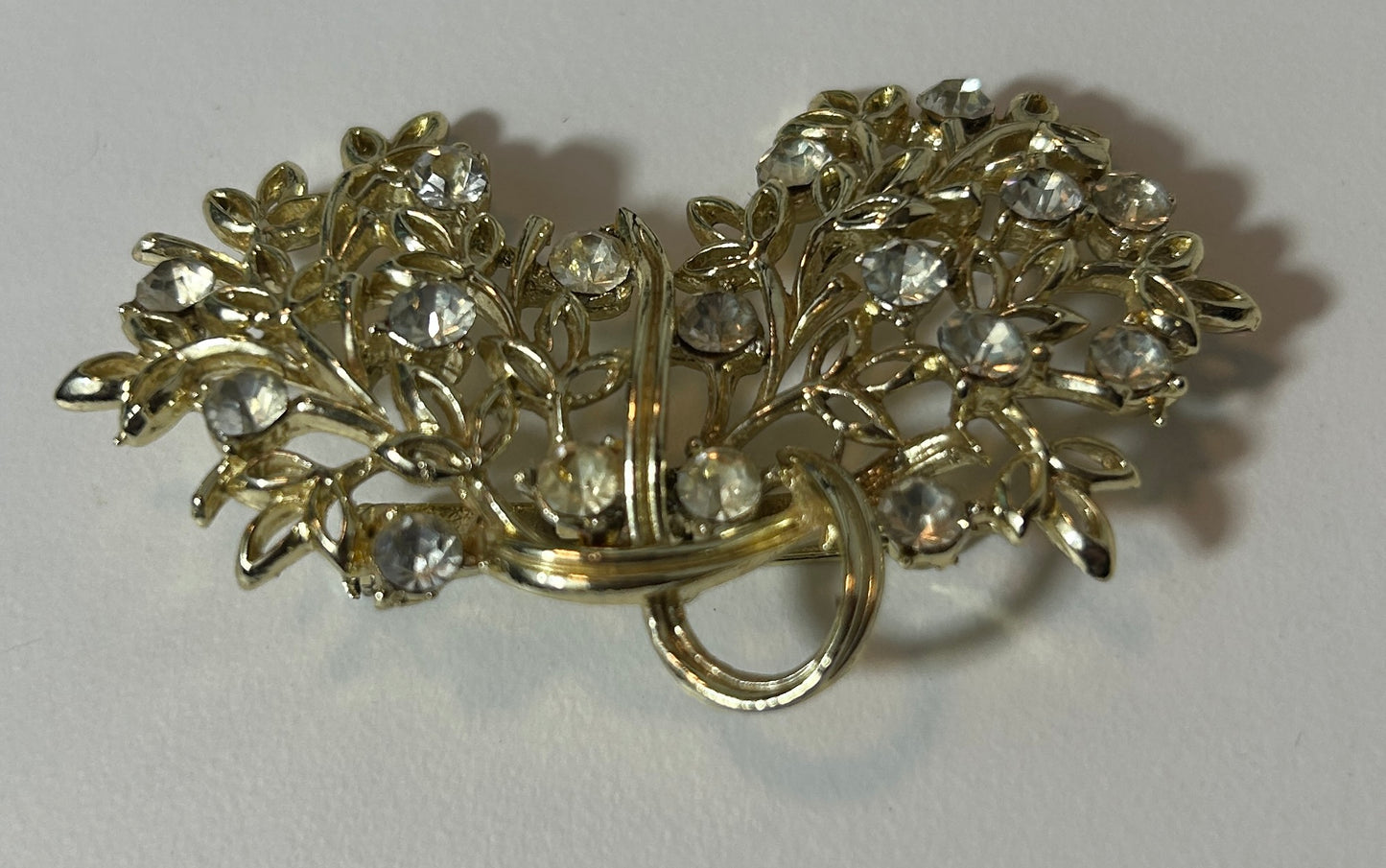 Vintage Gold-Tone Rhinestone Leaf Brooch – Elegant Mid-Century Floral Pin