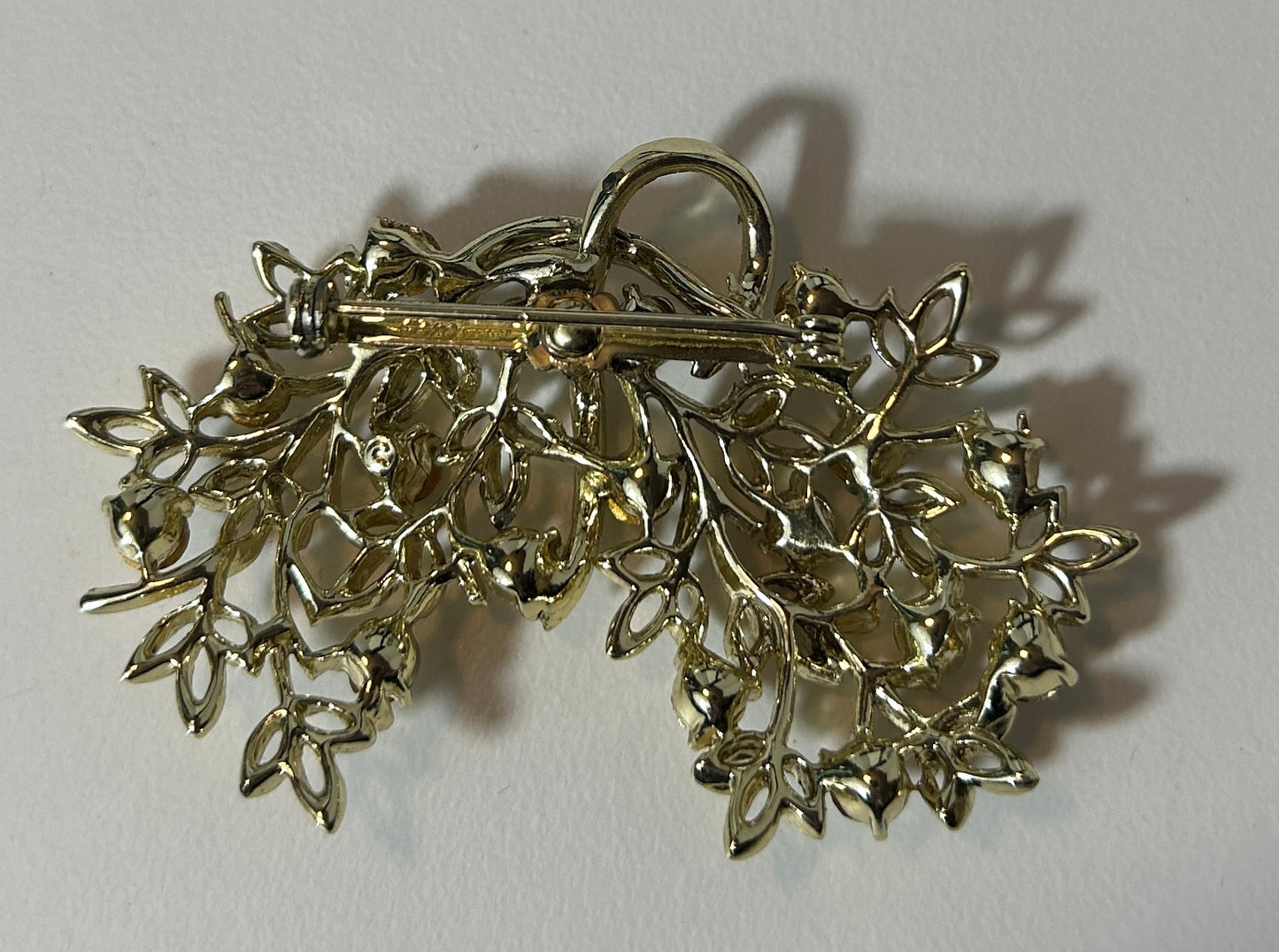 Vintage Gold-Tone Rhinestone Leaf Brooch – Elegant Mid-Century Floral Pin