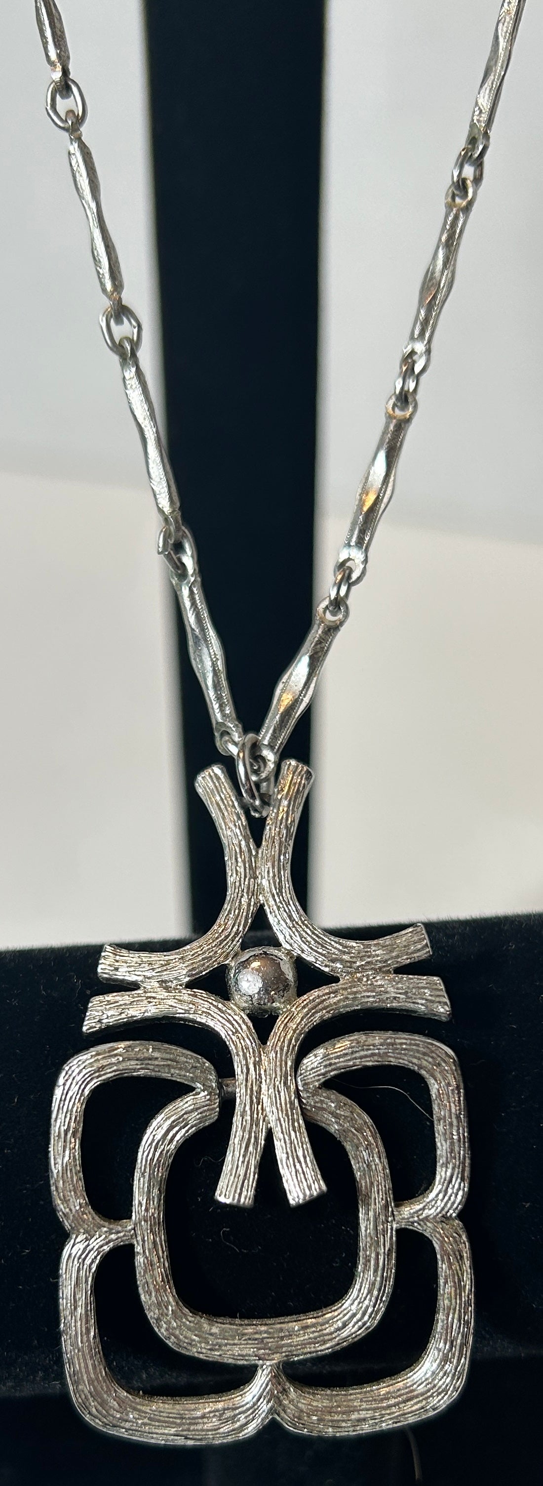 Vintage Brutalist Silver-Tone Pendant Necklace with Textured Modernist Design
