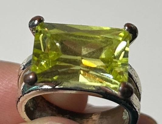Vintage Sterling Silver Peridot Green Princess Cut Cocktail Ring – Split Band Design