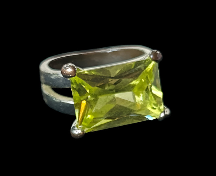 Vintage Sterling Silver Peridot Green Princess Cut Cocktail Ring – Split Band Design