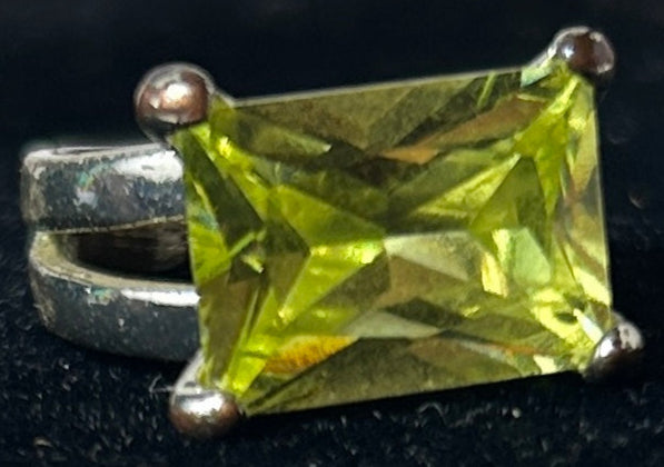 Vintage Sterling Silver Peridot Green Princess Cut Cocktail Ring – Split Band Design