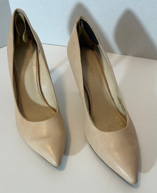 Nine West Nude Leather Pointed-Toe Pumps – Classic Elegance Size 8W