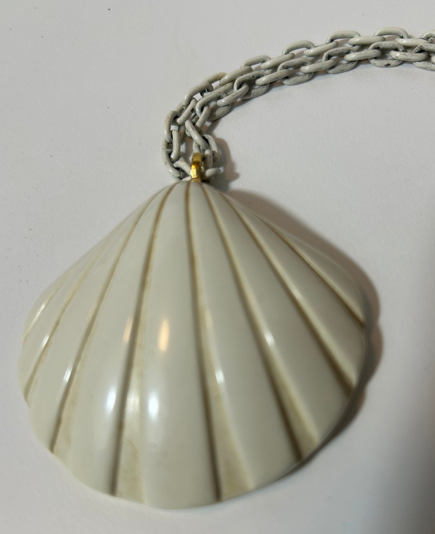 Vintage Crown Trifari White Seashell Pendant Necklace – Mid-Century Nautical Statement Jewelry