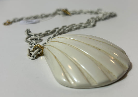 Vintage Crown Trifari White Seashell Pendant Necklace – Mid-Century Nautical Statement Jewelry