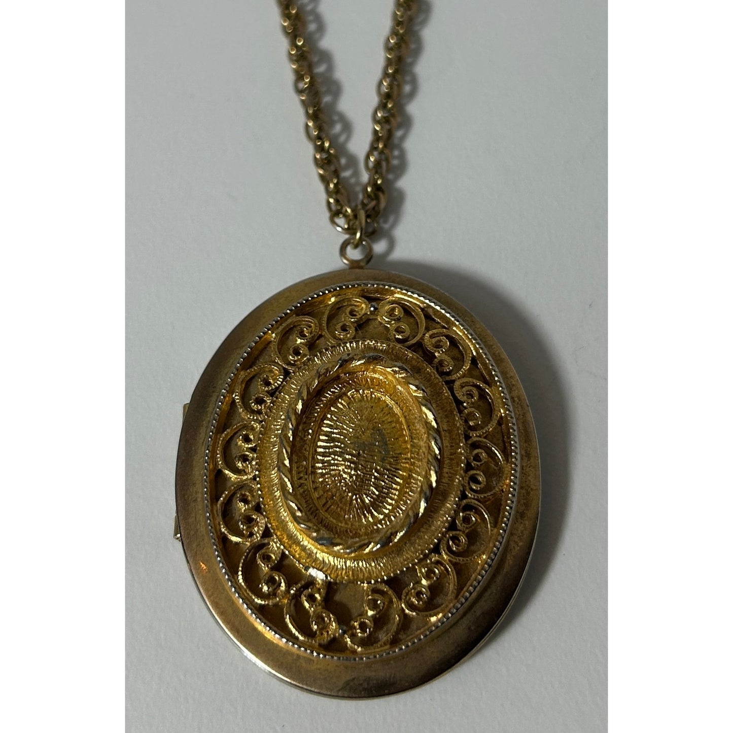 Vintage Ornate Gold Tone Oval Locket Pendant Necklace, 23.5" Drop