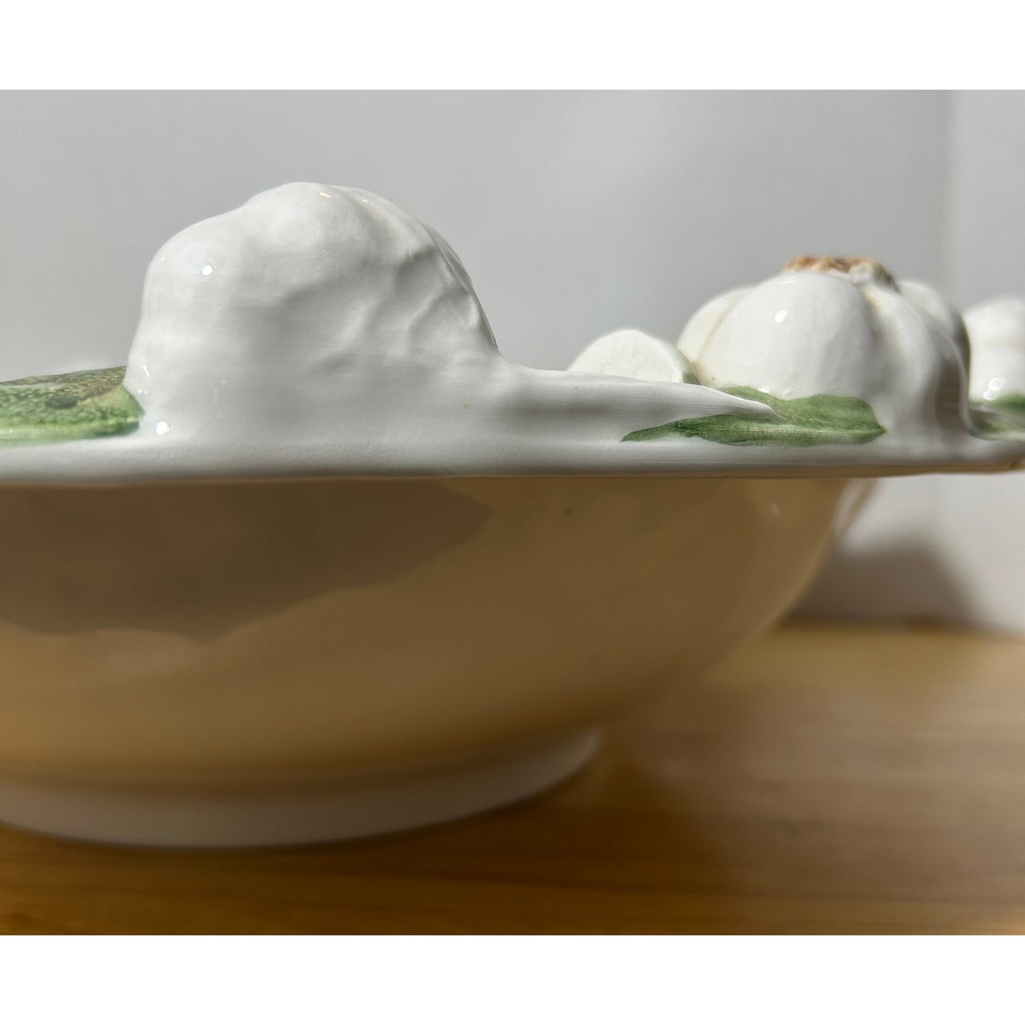 Bentson‑West Designs Italy Garlic Motif Serving Bowl 17″ Green White Ceramic