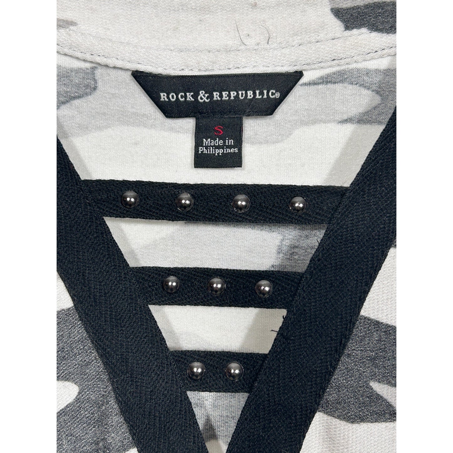 Rock & Republic Camo Studded Strap V-Neck Tee Gray Black White – Size S