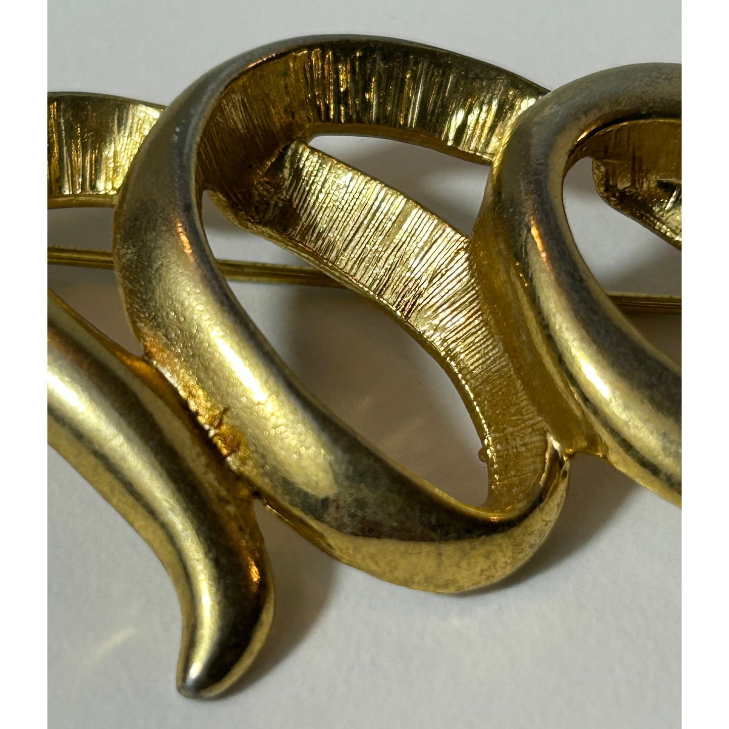 Vintage Modernist Gold Tone Swirl Brooch Pin Abstract Wave Design 3"